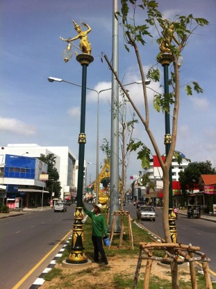 โคมไฟมโนราห์ - ผู้ผลิตโคมไฟประติมากรรมหงษ์ กินรี ช รวยไลท์ติ้ง 