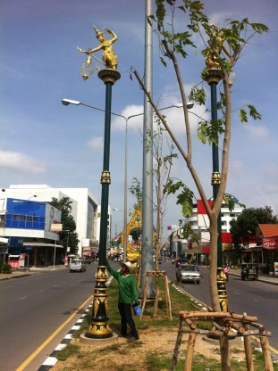 โคมไฟมโนราห์ - ผู้ผลิตโคมไฟประติมากรรมหงษ์ กินรี ช รวยไลท์ติ้ง 